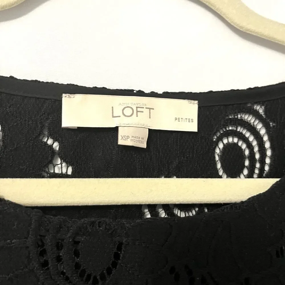 🟢Ann Taylor LOFT Black Floral Lace Short Sleeve Shirt Size XSP - Picture 3 of 5